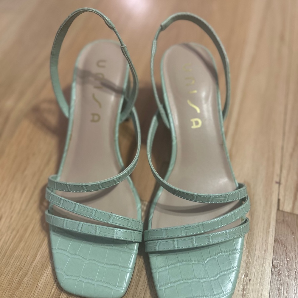 Unisa Light Green Croc-Embossed Heels